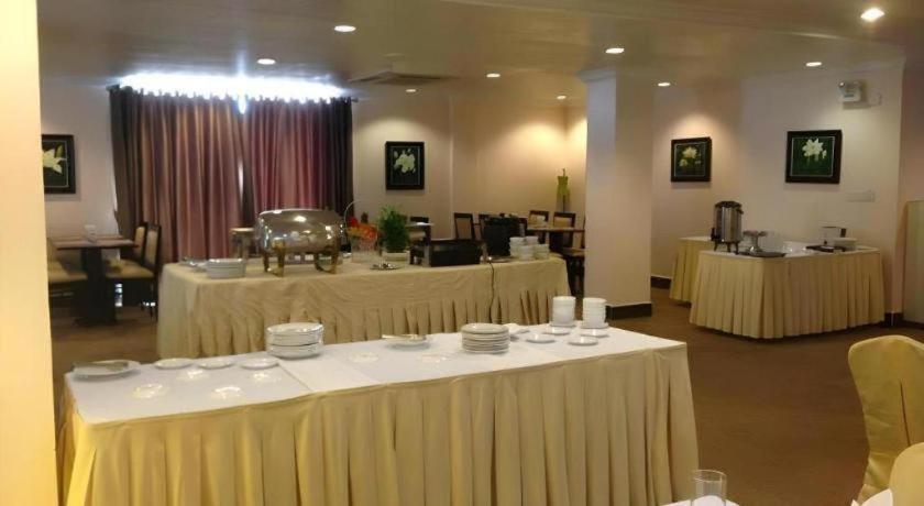 Jun Yue Hotel Phnom Penh Exterior photo